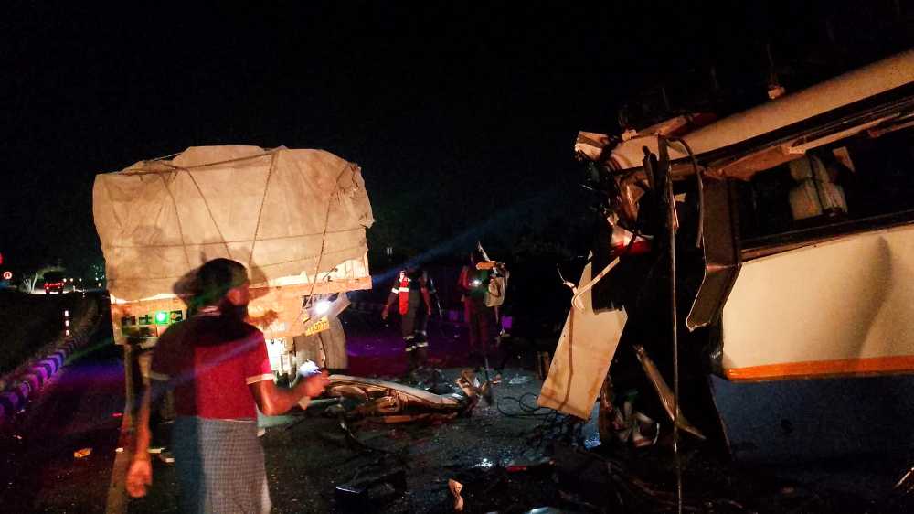 கோவில்பட்டி அருகே லாரி மீது வேன் மோதி விபத்து- ஒருவர் உயிரிழப்பு – 11 பேர் காயம் கோவில்பட்டி அருகே லாரி மீது வேன் மோதி விபத்து- ஒருவர் உயிரிழப்பு – 11 பேர் காயம்