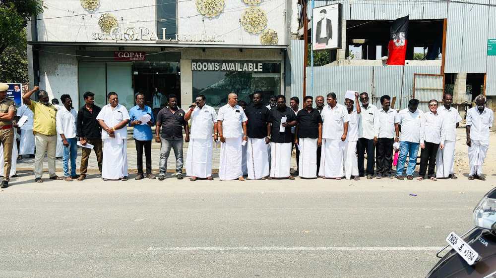 தமிழகத்தில் போதை பொருளை கட்டுப்படுத்த தவறிய திமுக அரசை கண்டித்து திருச்செந்தூரில் அதிமுக சார்பில் மனித சங்கிலிப் போராட்டம் நடைபெற்றது