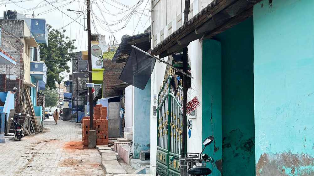 திருச்செந்தூர் நகராட்சியில் பல மடங்கு வரி உயர்த்தப்பட்டுள்ளதை கண்டித்து வீடுகளில் கருப்புக் கொடி: தேர்தல் புறக்கணிப்பு