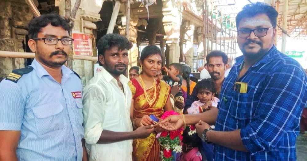 திருச்செந்தூர் முருகன் கோயிலில் தவறவிட்ட தங்க கைச்செயின் – எடுத்து உரியவரிடம் ஒப்படைத்த வியாபாரி திருச்செந்தூர் முருகன் கோயிலில் தவறவிட்ட தங்க கைச்செயின் – எடுத்து உரியவரிடம் ஒப்படைத்த வியாபாரி
