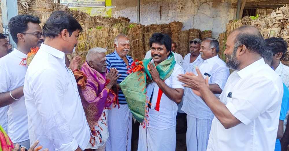 மண்ணின் மைந்தனாகிய எனக்கு ஆதரவு கொடுங்க – தூத்துக்குடியில் அதிமுக வேட்பாளர் சிவசாமி வேலுமணி காய்கறி விற்று பிரச்சாரம் செய்தார் மண்ணின் மைந்தனாகிய எனக்கு ஆதரவு கொடுங்க – தூத்துக்குடியில் அதிமுக வேட்பாளர் சிவசாமி வேலுமணி காய்கறி விற்று பிரச்சாரம் செய்தார்