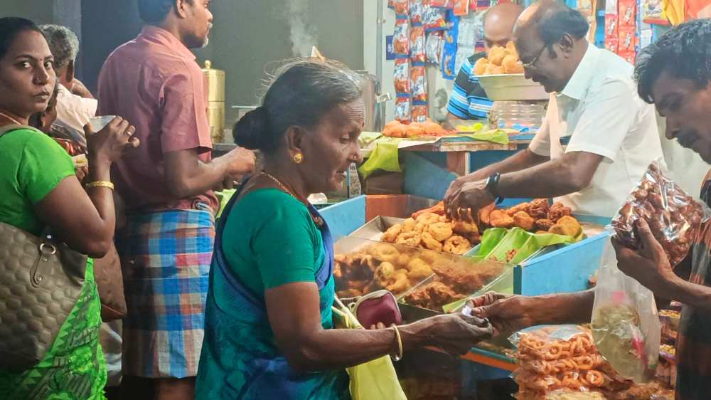 தூத்துக்குடி பழைய பேருந்து நிலையத்திற்குள் உள்ள கடைகளில் உணவு பாதுகாப்பு துறை அதிகாரிகள் தீடீர் ஆய்வு.- திறந்தவெளியில் வைக்கப்பட்டிருந்த 10 கிலோ வடை மற்றும் திண்பண்டங்கள் பறிமுதல் செய்து அழிப்பு- பான்மசாலா வைத்திருந்த கடைக்கு சீல்- நியமன அலுவலர் நடவடிக்கை தூத்துக்குடி பழைய பேருந்து நிலையத்திற்குள் உள்ள கடைகளில் உணவு பாதுகாப்பு துறை அதிகாரிகள் தீடீர் ஆய்வு.- திறந்தவெளியில் வைக்கப்பட்டிருந்த 10 கிலோ வடை மற்றும் திண்பண்டங்கள் பறிமுதல் செய்து அழிப்பு- பான்மசாலா வைத்திருந்த கடைக்கு சீல்- நியமன அலுவலர் நடவடிக்கை
