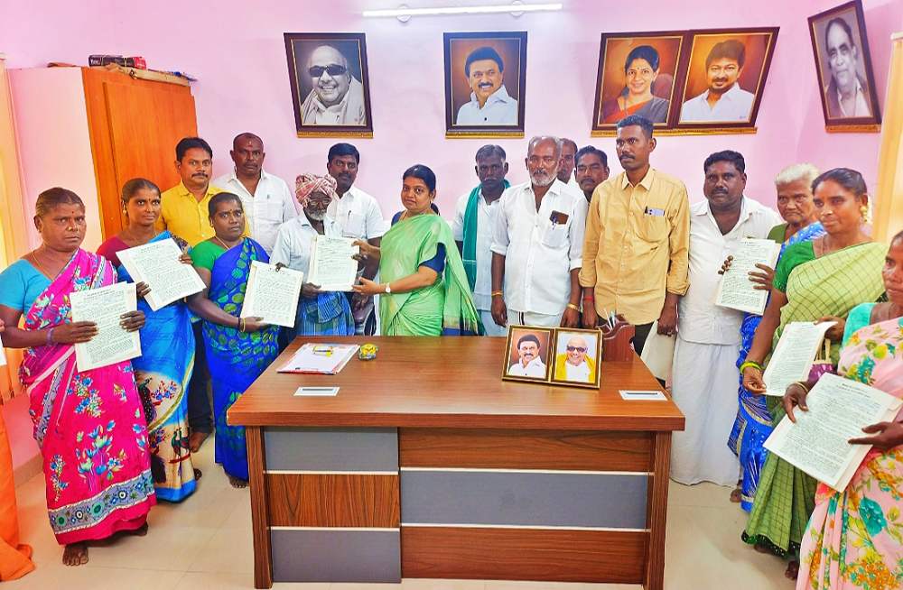 20 ஆண்டுகளாக அரசுக்கு வைத்த கோரிக்கை- அமைச்சர் கீதாஜீவன் 19 பேருக்கு பட்டா வழங்கினார் 20 ஆண்டுகளாக அரசுக்கு வைத்த கோரிக்கை- அமைச்சர் கீதாஜீவன் 19 பேருக்கு பட்டா வழங்கினார்