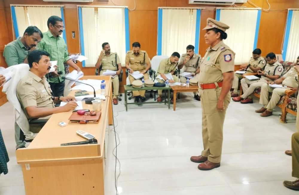 தூத்துக்குடி மாவட்டத்தில்  3 ஆண்டுகள் பணியாற்றிய காவலர்கள் முதல் சிறப்பு எஸ.ஐக்கள் வரை 510 காவல்துறையினருக்கு பொதுமாறுதல் வழங்கி மாவட்ட எஸ்பி உத்தரவு தூத்துக்குடி மாவட்டத்தில்  3 ஆண்டுகள் பணியாற்றிய காவலர்கள் முதல் சிறப்பு எஸ.ஐக்கள் வரை 510 காவல்துறையினருக்கு பொதுமாறுதல் வழங்கி மாவட்ட எஸ்பி உத்தரவு