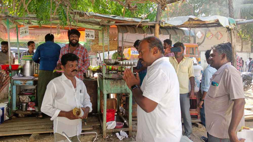 நடைபாதை வியாபாரிகளிடம் திமுக அரசின் சாதனைகளை கூறி வாக்கு சேகரித்தார் மேயர் ஜெகன் பெரியசாமி நடைபாதை வியாபாரிகளிடம் திமுக அரசின் சாதனைகளை கூறி வாக்கு சேகரித்தார் மேயர் ஜெகன் பெரியசாமி