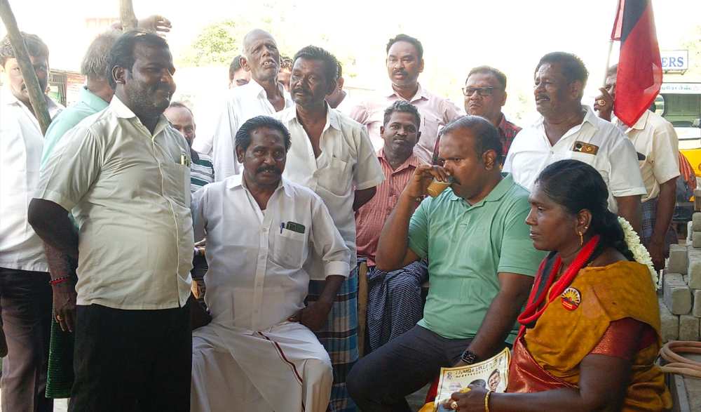 தூத்துக்குடி மாநகராட்சி பகுதியில் சாலையோர வியாபாாிகளிடம் நலம் விசாரித்து தேநீர் அருந்தி கனிமொழிக்கு வாக்கு சேகாித்த மேயர் ஜெகன் பொியசாமி தூத்துக்குடி மாநகராட்சி பகுதியில் சாலையோர வியாபாாிகளிடம் நலம் விசாரித்து தேநீர் அருந்தி கனிமொழிக்கு வாக்கு சேகாித்த மேயர் ஜெகன் பொியசாமி