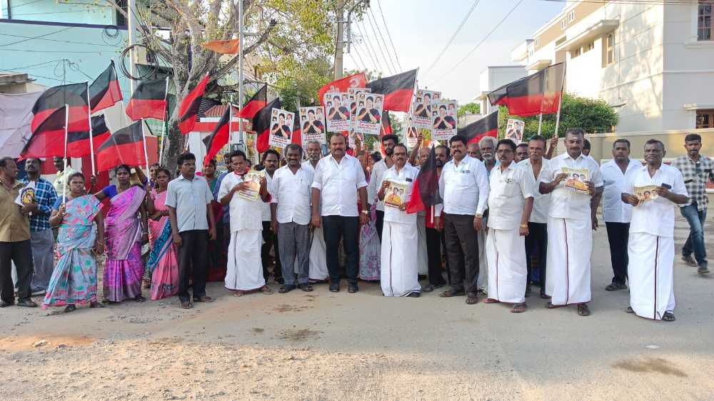 தூத்துக்குடி 14வது வார்டு பகுதியில் உதயசூரியன் சின்னத்திற்கு மேயர் ஜெகன் பெரியசாமி வாக்குகள் சேகரித்தார் தூத்துக்குடி 14வது வார்டு பகுதியில் உதயசூரியன் சின்னத்திற்கு மேயர் ஜெகன் பெரியசாமி வாக்குகள் சேகரித்தார்