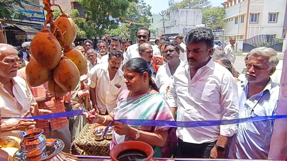 தூத்துக்குடி 1-ம் கேட் காந்தி சிலை முன்பு வடக்கு மாவட்ட திமுக சார்பில் அமைக்கப்பட்டுள்ள நீர்,  மோர் பந்தலை அமைச்சர் கீதாஜீவன் திறந்து வைத்தார்