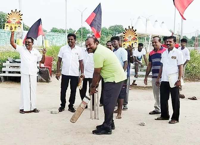 தூத்துக்குடியில் கடற்கரை பகுதியில் கிாிக்கெட் விளையாடி இளம் வாக்காளர்களிடம் கனிமொழிக்கு மேயா் ஜெகன் பொியசாமி வாக்கு சேகாித்தார். தூத்துக்குடியில் கடற்கரை பகுதியில் கிாிக்கெட் விளையாடி இளம் வாக்காளர்களிடம் கனிமொழிக்கு மேயா் ஜெகன் பொியசாமி வாக்கு சேகாித்தார்.