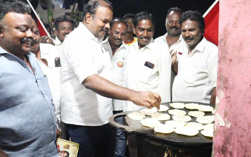 தூத்துக்குடி அண்ணாநகர் பகுதி கடைகளில் வியாபாாிகளுடன் அமர்ந்து வியாபார நிலவரங்கள் மற்றும் அவர்களது மனநிலைகளை கேட்டறிந்து வாக்கு சேகரித்த மேயர் தூத்துக்குடி அண்ணாநகர் பகுதி கடைகளில் வியாபாாிகளுடன் அமர்ந்து வியாபார நிலவரங்கள் மற்றும் அவர்களது மனநிலைகளை கேட்டறிந்து வாக்கு சேகரித்த மேயர்