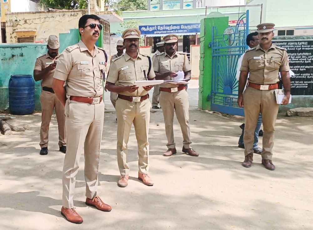 திருச்செந்தூர், சாத்தான்குளம் மற்றும் ஸ்ரீவைகுண்டம் ஆகிய பகுதிகளில் உள்ள பதட்டமான வாக்குச்சாவடி மையங்களுக்கு பாதுகாப்பு ஏற்பாடுகள் குறித்து மாவட்ட எஸ்பி நேரில் ஆய்வு செய்தார் திருச்செந்தூர், சாத்தான்குளம் மற்றும் ஸ்ரீவைகுண்டம் ஆகிய பகுதிகளில் உள்ள பதட்டமான வாக்குச்சாவடி மையங்களுக்கு பாதுகாப்பு ஏற்பாடுகள் குறித்து மாவட்ட எஸ்பி நேரில் ஆய்வு செய்தார்