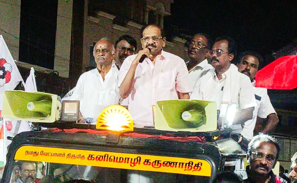 குஜராத்தில் தினசாி ஆயிரம் கோடி சம்பாதிக்கும் தொழிலதிபர்கள் வாங்கிய 18 லட்சம் கோடி கடனை மோடி தள்ளுபடி செய்துள்ளார்- தூத்துக்குடி பிரச்சாரத்தில் பீட்டர் அல்போன்ஸ் கடும் தாக்கு குஜராத்தில் தினசாி ஆயிரம் கோடி சம்பாதிக்கும் தொழிலதிபர்கள் வாங்கிய 18 லட்சம் கோடி கடனை மோடி தள்ளுபடி செய்துள்ளார்- தூத்துக்குடி பிரச்சாரத்தில் பீட்டர் அல்போன்ஸ் கடும் தாக்கு