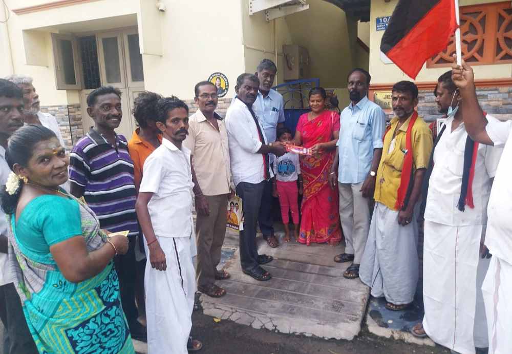 தூத்துக்குடி 20-வது வார்டு பகுதியில் கனிமொழி சாதனைகளை துண்டு பிரசுரம் வழங்கி வட்டச்செயலாளர் ரவீந்திரன் வாக்கு சேகாித்தார் தூத்துக்குடி 20-வது வார்டு பகுதியில் கனிமொழி சாதனைகளை துண்டு பிரசுரம் வழங்கி வட்டச்செயலாளர் ரவீந்திரன் வாக்கு சேகாித்தார்