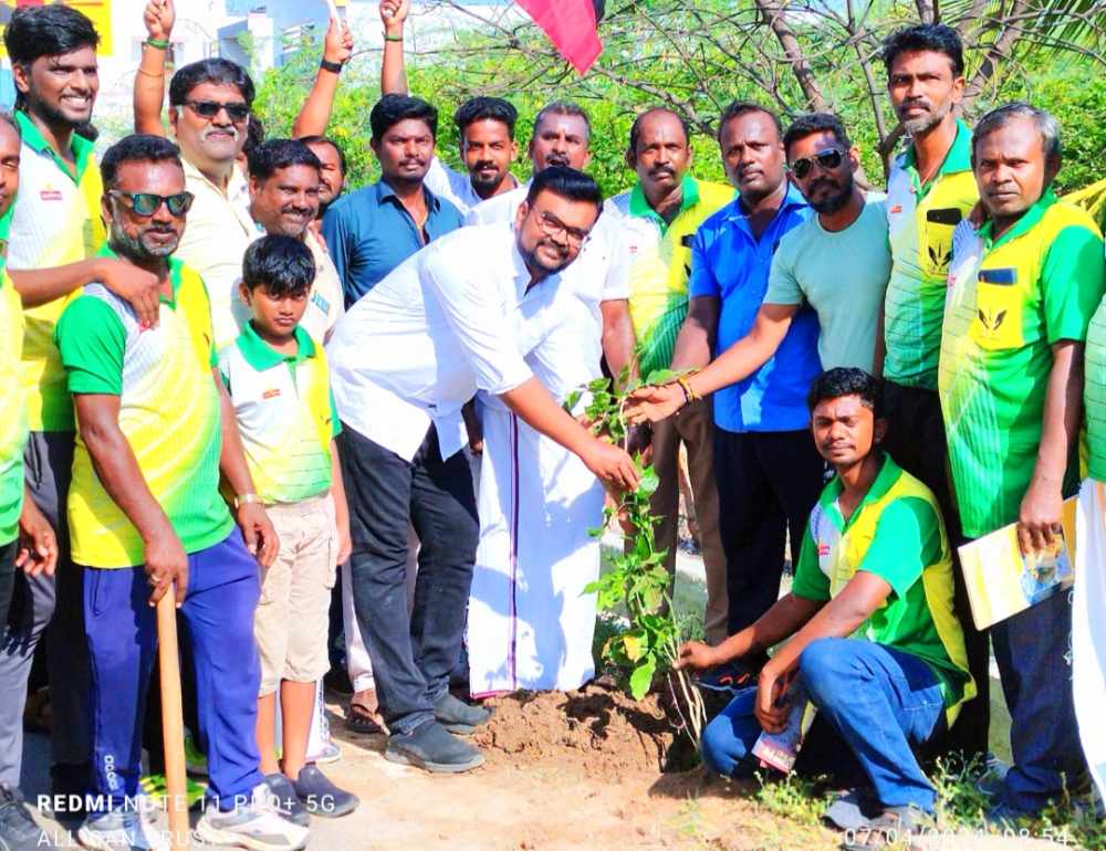தூத்துக்குடியில் சுற்றுச்சூழலை பாதுகாக்கும் முயற்சி – டாக்டர் மகிழ்ஜீவன் மரக்கன்று நட்டினார் தூத்துக்குடியில் சுற்றுச்சூழலை பாதுகாக்கும் முயற்சி – டாக்டர் மகிழ்ஜீவன் மரக்கன்று நட்டினார்