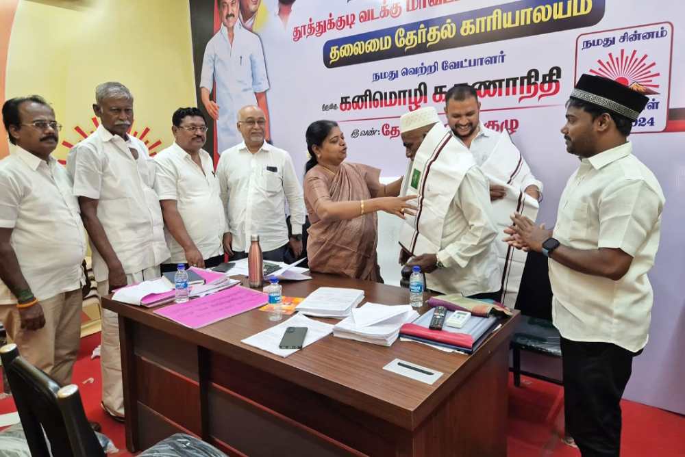 அதிமுக கூட்டணிக்கு எதிர்ப்பு தொிவித்து எஸ்.டி.பி.ஐ நிர்வாகிகள் அமைச்சர் கீதாஜீவன் முன்னிலையில் திமுகவில் ஐக்கியம்
