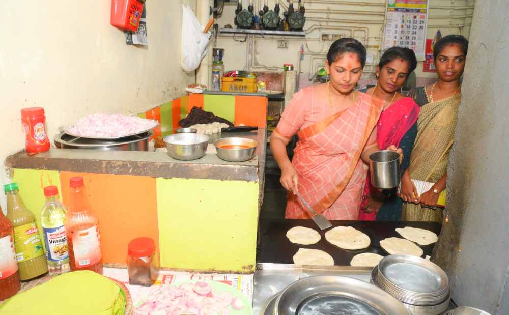 தூத்துக்குடியில் புரோட்டா சுட்டு கரும்பு விவசாயி சின்னத்திற்கு அருணாதேவி வாக்கு சேகாித்தார்