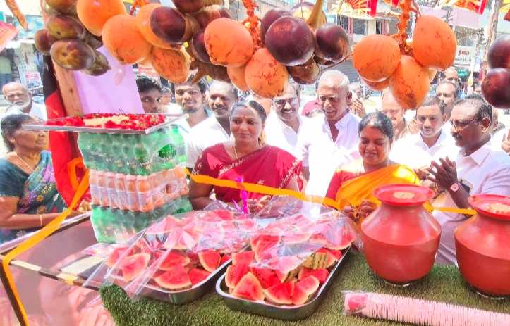 தூத்துக்குடியில் 4 இடங்களில் திமுக சார்பில் கோடைகால நீர், மோர் பந்தல் அமைச்சர் கீதாஜீவன் திறந்து வைத்து பொதுமக்களுக்கு குளிர்பானங்கள் வழங்கினார் தூத்துக்குடியில் 4 இடங்களில் திமுக சார்பில் கோடைகால நீர், மோர் பந்தல் அமைச்சர் கீதாஜீவன் திறந்து வைத்து பொதுமக்களுக்கு குளிர்பானங்கள் வழங்கினார்