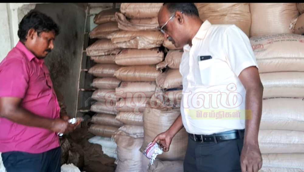திருச்செந்தூர் மற்றும் உடன்குடியில் உணவு பாதுகாப்புத்துறை அதிகாரிகள் அதிரடி சோதனை- பஞ்சாமிர்தம் தயாரிப்பு ஆலைகளுக்கு சீல் திருச்செந்தூர் மற்றும் உடன்குடியில் உணவு பாதுகாப்புத்துறை அதிகாரிகள் அதிரடி சோதனை- பஞ்சாமிர்தம் தயாரிப்பு ஆலைகளுக்கு சீல்