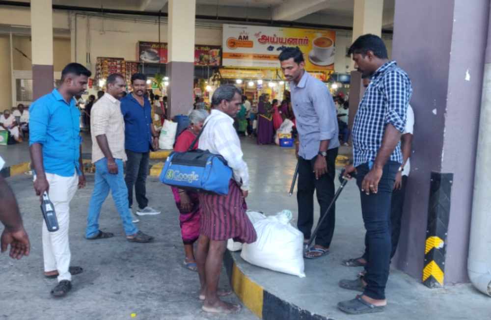 தூத்துக்குடி மாவட்டம் முழுவதும் முக்கிய இடங்களில் காவல்துறை வெடிகுண்டு நிபுணத்துவ குழுவினர் தீவிர சோதனை தூத்துக்குடி மாவட்டம் முழுவதும் முக்கிய இடங்களில் காவல்துறை வெடிகுண்டு நிபுணத்துவ குழுவினர் தீவிர சோதனை