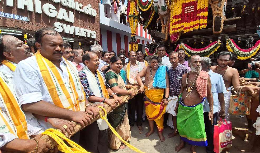 தூத்துக்குடி சிவன் கோவில் சித்திரை தேரோட்டம்- அமைச்சர் கீதாஜீவன், மேயர் ஜெகன் பெரியசாமி தேரை வடம் பிடித்து இழுத்து துவக்கி வைத்தனர் தூத்துக்குடி சிவன் கோவில் சித்திரை தேரோட்டம்- அமைச்சர் கீதாஜீவன், மேயர் ஜெகன் பெரியசாமி தேரை வடம் பிடித்து இழுத்து துவக்கி வைத்தனர்