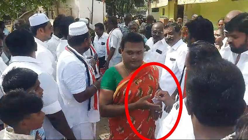 தூத்துக்குடியில் பணம் கொடுத்து வாக்கு சேகரிப்பில் ஈடுபட்ட அதிமுகவினர்- சர்ச்சையில் சிக்கிய சண்முகநாதன் தூத்துக்குடியில் பணம் கொடுத்து வாக்கு சேகரிப்பில் ஈடுபட்ட அதிமுகவினர்- சர்ச்சையில் சிக்கிய சண்முகநாதன்