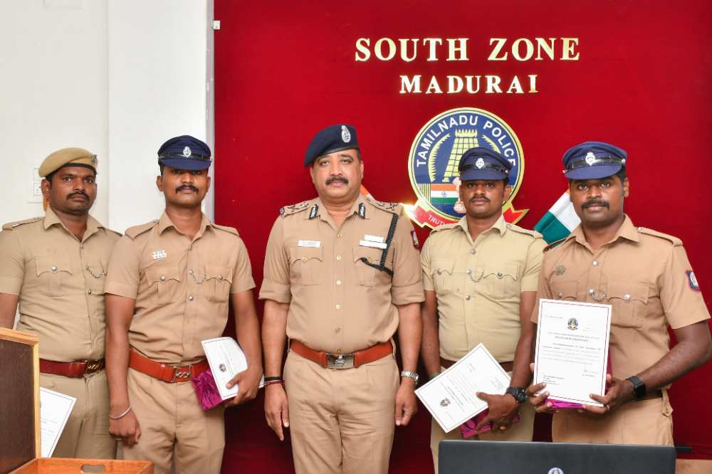 தூத்துக்குடி தனிப்படை போலீசாருக்கு தென்மண்டல காவல்துறை தலைவர் கண்ணன் பாராட்டு மற்றும் வெகுமதி வழங்கினார் தூத்துக்குடி தனிப்படை போலீசாருக்கு தென்மண்டல காவல்துறை தலைவர் கண்ணன் பாராட்டு மற்றும் வெகுமதி வழங்கினார்