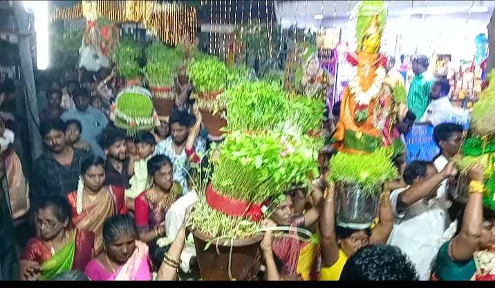 கோவில்பட்டி ஸ்ரீமகேஸ்வரர் சமேத ஸ்ரீமாலை அம்மன் திருக்கோவில் பொங்கல் திருவிழாவை முன்னிட்டு பால்குடம் தீர்த்தக் குடம் ஊர்வலம் கோவில்பட்டி ஸ்ரீமகேஸ்வரர் சமேத ஸ்ரீமாலை அம்மன் திருக்கோவில் பொங்கல் திருவிழாவை முன்னிட்டு பால்குடம் தீர்த்தக் குடம் ஊர்வலம்