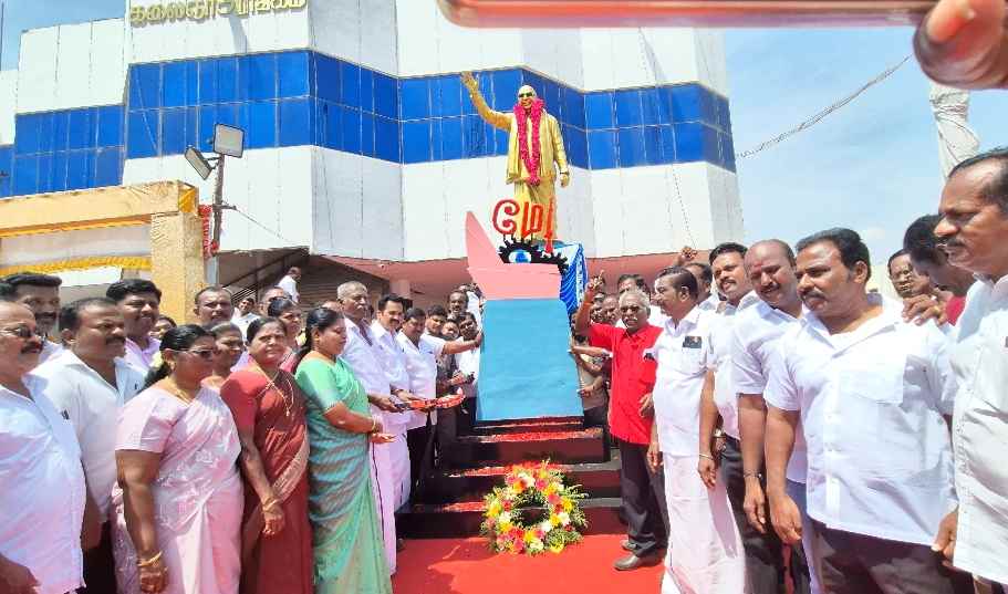 தூத்துக்குடியில் மே தின நினைவு சின்னத்திற்கு அமைச்சர் கீதாஜீவன் மரியாதை செலுத்தினார் தூத்துக்குடியில் மே தின நினைவு சின்னத்திற்கு அமைச்சர் கீதாஜீவன் மரியாதை செலுத்தினார்