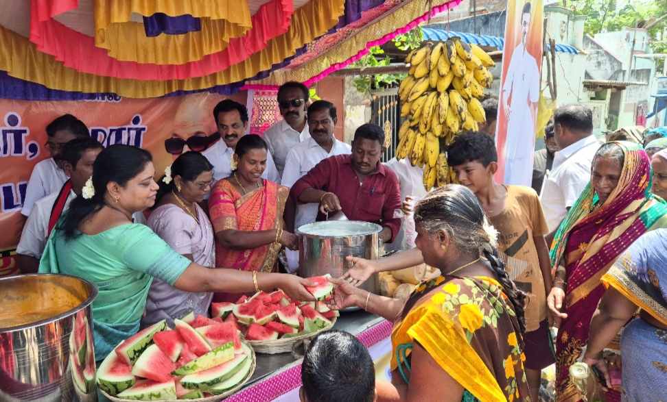 தூத்துக்குடியில் திமுக சார்பில் கோடைகால நீர் மோர் பந்தல் அமைச்சர் கீதாஜீவன் திறந்து வைத்து பொதுமக்களுக்கு குளிர்பானங்கள் வழங்கினார் தூத்துக்குடியில் திமுக சார்பில் கோடைகால நீர் மோர் பந்தல் அமைச்சர் கீதாஜீவன் திறந்து வைத்து பொதுமக்களுக்கு குளிர்பானங்கள் வழங்கினார்