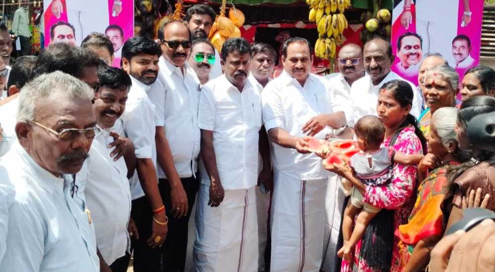 தூத்துக்குடியில் 3 இடங்களில் அதிமுக சார்பில் நீர், மோர் பந்தலை முன்னாள் அமைச்சர் எஸ்.பி. சண்முகநாதன் திறந்து வைத்தார்