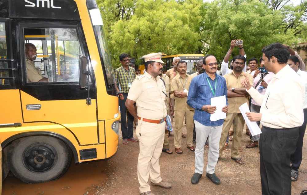 வாகனங்களில் அதிகமான பள்ளி மாணவர்களை அழைத்து சென்றால் நடவடிக்கை – மாவட்ட ஆட்சியர் எச்சரிக்கை வாகனங்களில் அதிகமான பள்ளி மாணவர்களை அழைத்து சென்றால் நடவடிக்கை – மாவட்ட ஆட்சியர் எச்சரிக்கை