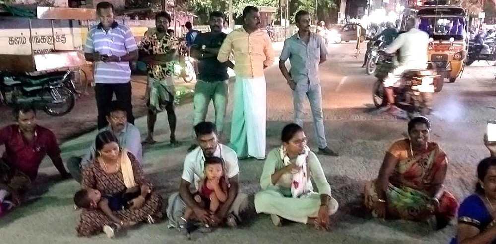 திருச்செந்தூர் அரசு மருத்துவமனையில் டாக்டர் இல்லாமல் பிரசவம் பார்த்த செவிலியர்கள்- மூச்சு திணறல் ஏற்பட்டு குழந்தை இறந்ததாக உறவினர்கள் சாலை மறியல் திருச்செந்தூர் அரசு மருத்துவமனையில் டாக்டர் இல்லாமல் பிரசவம் பார்த்த செவிலியர்கள்- மூச்சு திணறல் ஏற்பட்டு குழந்தை இறந்ததாக உறவினர்கள் சாலை மறியல்
