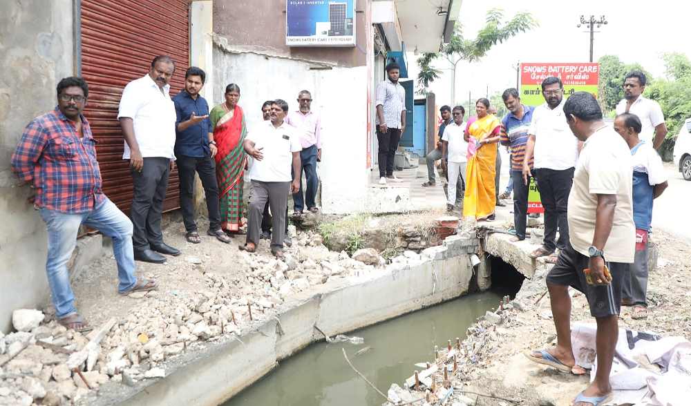 தூத்துக்குடி மாநகராட்சியில் முன்னெச்சரிக்கை நடவடிக்கையாக வடிகால்களை சுத்தப்படுத்தி, அகலப்படுத்தும் பணிகளை மேயர் ஜெகன் பெரியசாமி ஆய்வு செய்தார் தூத்துக்குடி மாநகராட்சியில் முன்னெச்சரிக்கை நடவடிக்கையாக வடிகால்களை சுத்தப்படுத்தி, அகலப்படுத்தும் பணிகளை மேயர் ஜெகன் பெரியசாமி ஆய்வு செய்தார்
