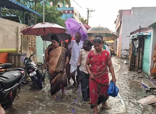 தூத்துக்குடியில் கொட்டும் மழையில் 5வது வார்டு பகுதியில் அமைச்சர் கீதாஜீவன் மக்கள் குறைகேட்பு தூத்துக்குடியில் கொட்டும் மழையில் 5வது வார்டு பகுதியில் அமைச்சர் கீதாஜீவன் மக்கள் குறைகேட்பு
