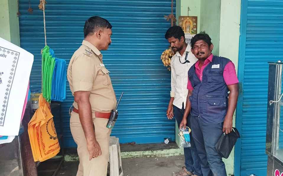 ஆறுமுகநேரியில் தடை செய்யப்பட்ட உணவு பொருட்களை விற்பனை செய்த 2 கடைகளுக்கு சீல் – உணவு பாதுகாப்பு துறை நடவடிக்கை ஆறுமுகநேரியில் தடை செய்யப்பட்ட உணவு பொருட்களை விற்பனை செய்த 2 கடைகளுக்கு சீல் – உணவு பாதுகாப்பு துறை நடவடிக்கை