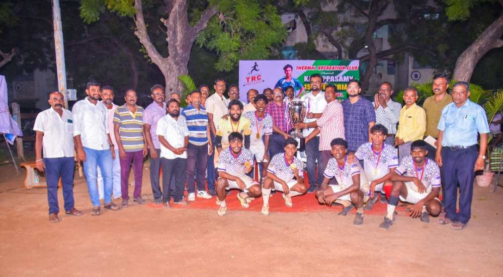 தூத்துக்குடியில் நடைபெற்ற கால்பந்தாட்ட போட்டியில் வெற்றி பெற்ற அணிகளுக்கு டாக்டா் மகிழ்ஜான் பாிசு வழங்கினார் தூத்துக்குடியில் நடைபெற்ற கால்பந்தாட்ட போட்டியில் வெற்றி பெற்ற அணிகளுக்கு டாக்டா் மகிழ்ஜான் பாிசு வழங்கினார்