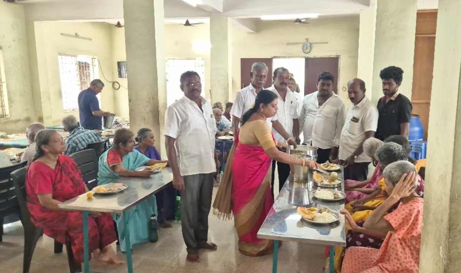 தூத்துக்குடியில் பொியசாமியின் நினைவுதினத்தை முன்னிட்டு முதியோர் இல்லத்தில் அமைச்சர் கீதாஜீவன் உணவு வழங்கினார் தூத்துக்குடியில் பொியசாமியின் நினைவுதினத்தை முன்னிட்டு முதியோர் இல்லத்தில் அமைச்சர் கீதாஜீவன் உணவு வழங்கினார்