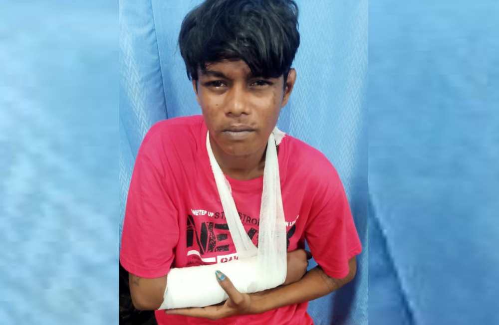 தூத்துக்குடியில் வழிப்பறியில் ஈடுபட்ட ரவுடி பைக்கில் இருந்து வழுக்கி விழுந்ததில் கையில் மாவு கட்டு தூத்துக்குடியில் வழிப்பறியில் ஈடுபட்ட ரவுடி பைக்கில் இருந்து வழுக்கி விழுந்ததில் கையில் மாவு கட்டு