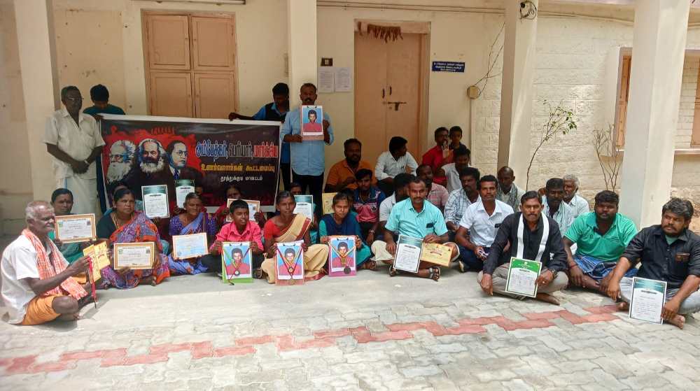 10ம் வகுப்பு மாணவன் மரணத்தில் நியாயம் கேட்டு மாணவனின் தாய் மற்றும் உறவினர்கள் கோட்டாட்சியர் அலுவலகத்தில் தர்ணா 10ம் வகுப்பு மாணவன் மரணத்தில் நியாயம் கேட்டு மாணவனின் தாய் மற்றும் உறவினர்கள் கோட்டாட்சியர் அலுவலகத்தில் தர்ணா
