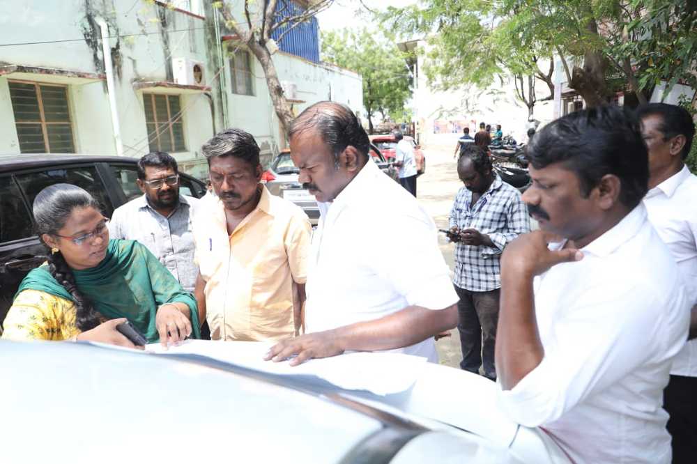 தூத்துக்குடியில் பாதாள சாக்கடை பணிகளை மேயர் ஜெகன் பொியசாமி ஆய்வு செய்தார் தூத்துக்குடியில் பாதாள சாக்கடை பணிகளை மேயர் ஜெகன் பொியசாமி ஆய்வு செய்தார்