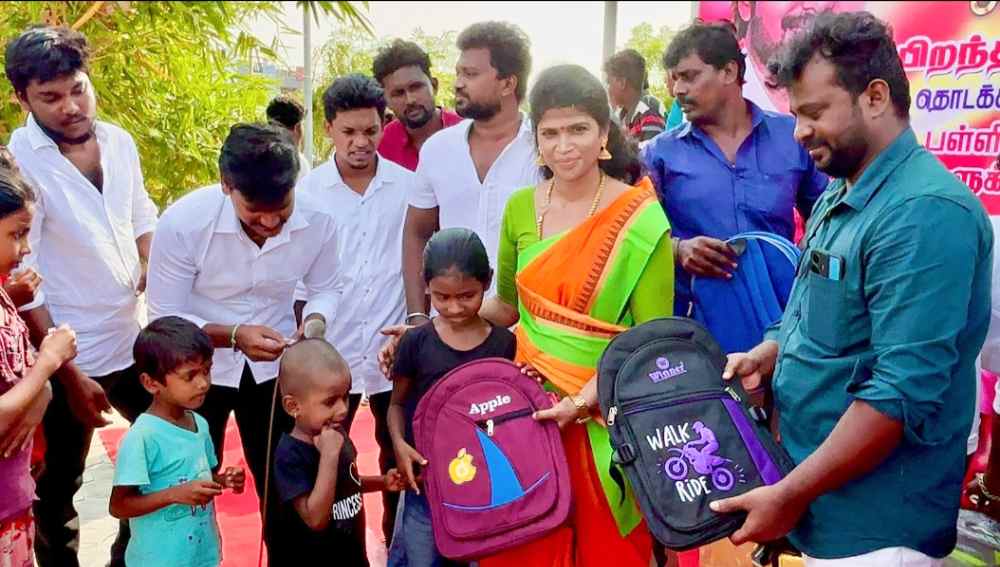 தமிழக வெற்றிக் கழகம் சார்பில் பள்ளி மாணவ மாணவியருக்கு புத்தகப் பை வழங்கப்பட்டது தமிழக வெற்றிக் கழகம் சார்பில் பள்ளி மாணவ மாணவியருக்கு புத்தகப் பை வழங்கப்பட்டது