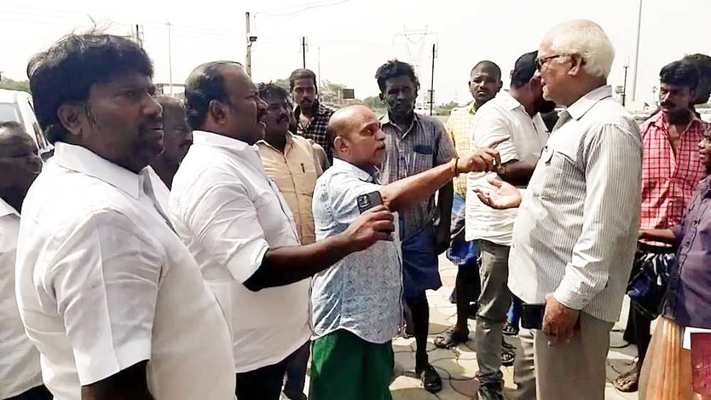 தூத்துக்குடி டோல்கேட்டில் லாரி உரிமையாளர்கள் சங்கத்தினர் திடீர் முற்றுகை போராட்டம் தூத்துக்குடி டோல்கேட்டில் லாரி உரிமையாளர்கள் சங்கத்தினர் திடீர் முற்றுகை போராட்டம்