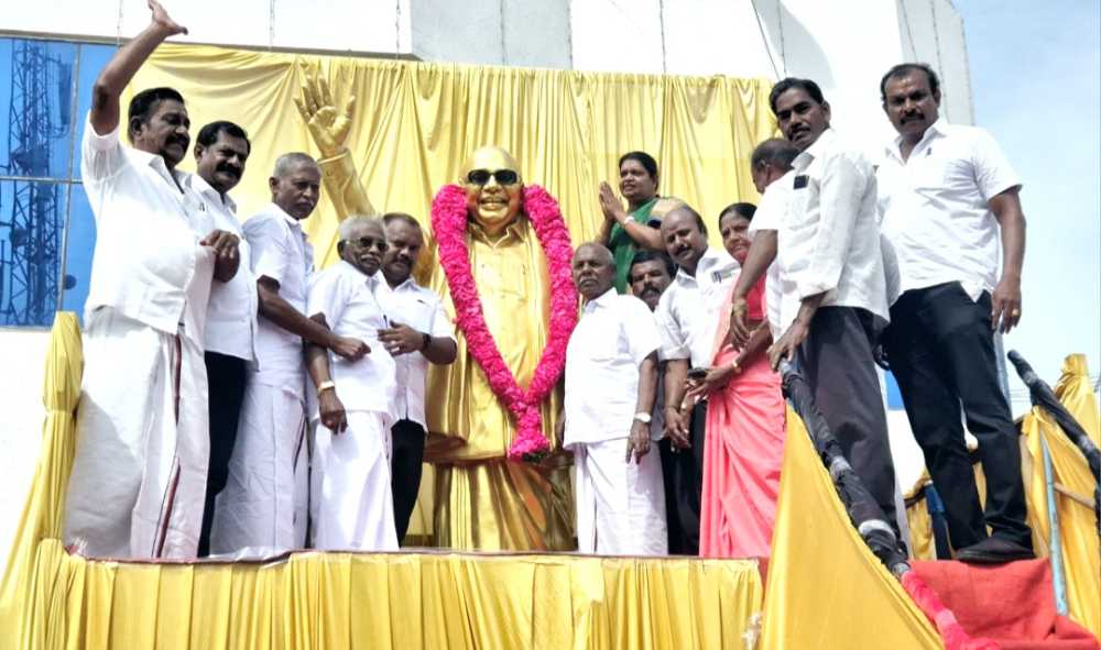கருணாநிதி பிறந்த நாளையொட்டி, தூத்துக்குடியில் கலைஞர் சிலைக்கு அமைச்சர் கீதாஜீவன், மேயர் ஜெகன் பொியசாமி ஆகியோர் மாலை அணிவித்து மரியாதை கருணாநிதி பிறந்த நாளையொட்டி, தூத்துக்குடியில் கலைஞர் சிலைக்கு அமைச்சர் கீதாஜீவன், மேயர் ஜெகன் பொியசாமி ஆகியோர் மாலை அணிவித்து மரியாதை