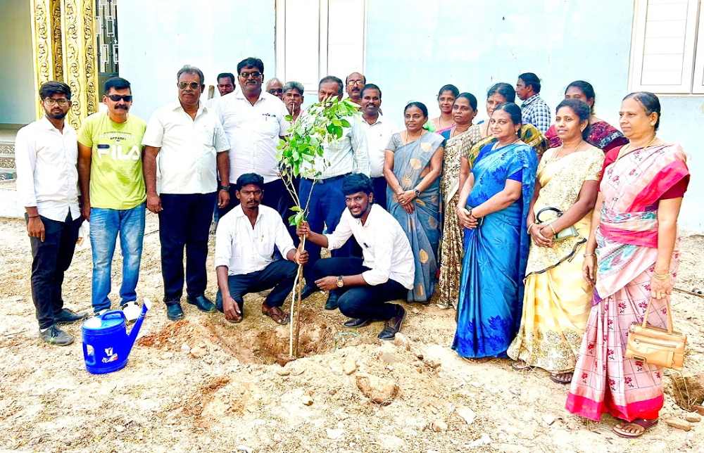 உலக சுற்றுச்சூழல் தினத்தை முன்னிட்டு தூத்துக்குடி பள்ளியில் மரம் நடும் விழா நடைபெற்றது உலக சுற்றுச்சூழல் தினத்தை முன்னிட்டு தூத்துக்குடி பள்ளியில் மரம் நடும் விழா நடைபெற்றது