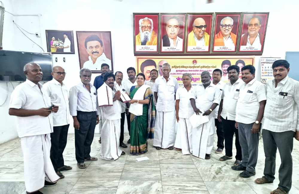 தூத்துக்குடி அதிமுக முன்னாள் கவுன்சிலர் அமைச்சர் கீதாஜீவன் முன்னிலையில் திமுகவில் ஐக்கியம் தூத்துக்குடி அதிமுக முன்னாள் கவுன்சிலர் அமைச்சர் கீதாஜீவன் முன்னிலையில் திமுகவில் ஐக்கியம்
