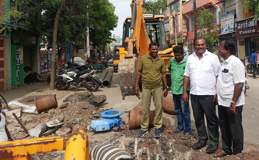 புதிய குடிநீர் குழாய் பதிக்கும் பணிகளை தூத்துக்குடி மேயர் ஜெகன் பெரியசாமி பார்வையிட்டார் புதிய குடிநீர் குழாய் பதிக்கும் பணிகளை தூத்துக்குடி மேயர் ஜெகன் பெரியசாமி பார்வையிட்டார்