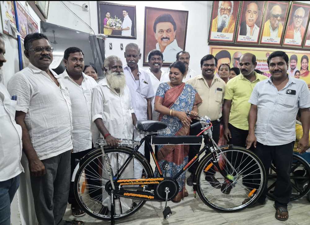 கலைஞர் பிறந்தநாளையொட்டி அமைச்சர் கீதாஜீவன் சைக்கிள் வழங்கினாா் கலைஞர் பிறந்தநாளையொட்டி அமைச்சர் கீதாஜீவன் சைக்கிள் வழங்கினாா்