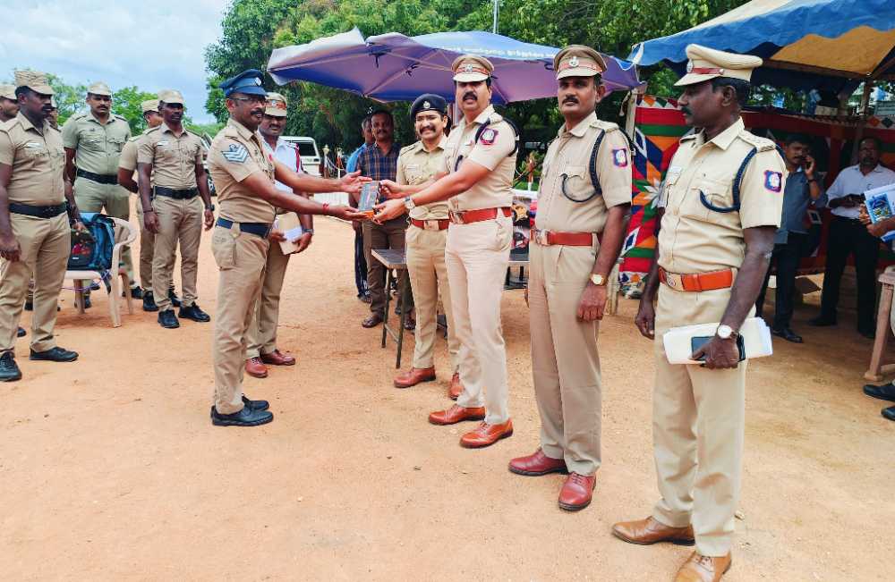 தூத்துக்குடி மாவட்டத்தில் வெயில் மற்றும் மழையில் கடுமையாக பணிபுரியும் காவல்துறையினருக்கு பெரிய நிழற்குடை மற்றும் ரோந்து செல்லும் போலீசாருக்கு டார்ச் லைட் – மாவட்ட எஸ்பி வழங்கினார் தூத்துக்குடி மாவட்டத்தில் வெயில் மற்றும் மழையில் கடுமையாக பணிபுரியும் காவல்துறையினருக்கு பெரிய நிழற்குடை மற்றும் ரோந்து செல்லும் போலீசாருக்கு டார்ச் லைட் – மாவட்ட எஸ்பி வழங்கினார்