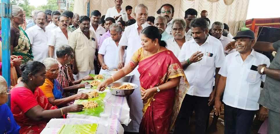 கலைஞர் பிறந்தநாளைெயாட்டி அங்கன்வாடி குழந்தைகளுக்கு சீருடை வழங்கி, பொதுமக்களுக்கு அன்னதானத்தை அமைச்சர் கீதாஜீவன் வழங்கினார் கலைஞர் பிறந்தநாளைெயாட்டி அங்கன்வாடி குழந்தைகளுக்கு சீருடை வழங்கி, பொதுமக்களுக்கு அன்னதானத்தை அமைச்சர் கீதாஜீவன் வழங்கினார்