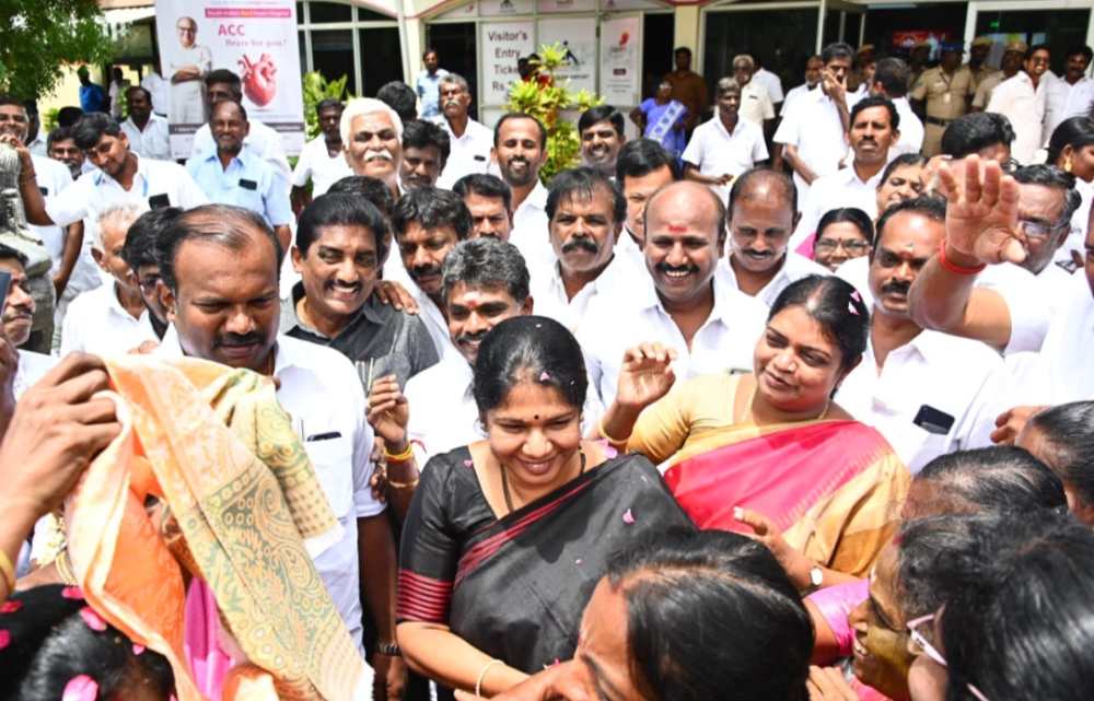 கனிமொழி எம்.பிக்கு தூத்துக்குடி விமான நிலையத்தில் உற்சாக வரவேற்பு கனிமொழி எம்.பிக்கு தூத்துக்குடி விமான நிலையத்தில் உற்சாக வரவேற்பு